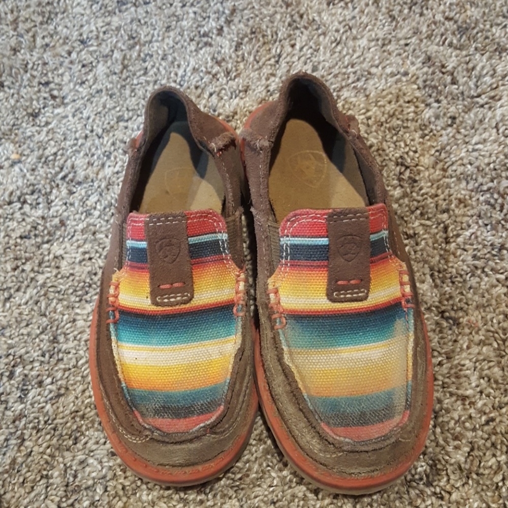 Super cute little girls size 9.5 Ariat shoes😍😍